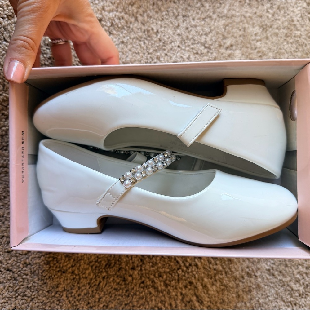 Elegant White Kids Shoes with Pearl Strap, low heel - Picture 6 of 9